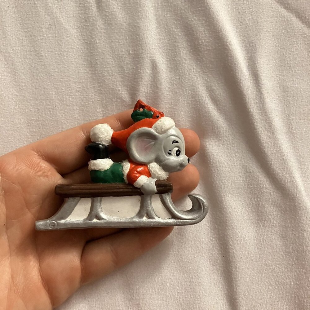 Vintage Ceramic Gray Mouse On Sled Red Green Holly Christmas‎ Holiday Winter - Picture 2 of 7